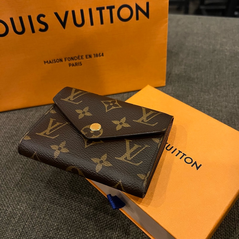 📢二手近新 蟬聯第一的小資入門必選款❤️Louis Vuitton LV Victorine老花金釦三折短夾晶片款 正品-5