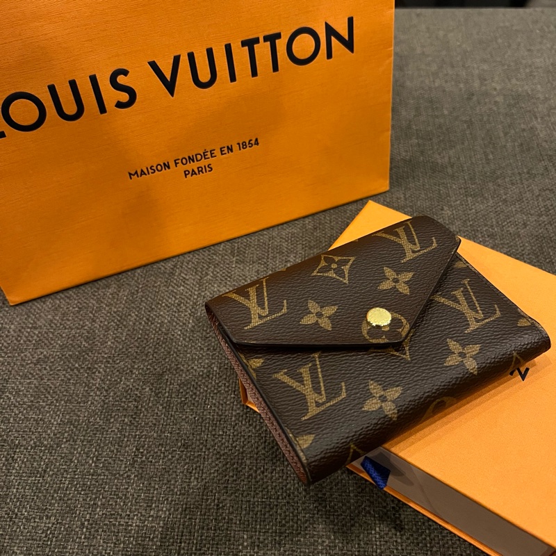 📢二手近新 蟬聯第一的小資入門必選款❤️Louis Vuitton LV Victorine老花金釦三折短夾晶片款 正品-6