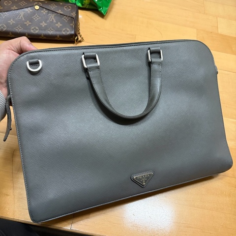 Prada 深灰公事包