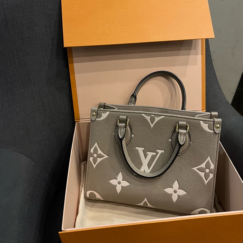📢二手近全新 Louis Vuitton LV OnTheGo PM 斑鳩灰牛皮壓花托特包 晶片款 正品-0