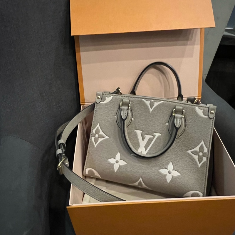 📢二手近全新 Louis Vuitton LV OnTheGo PM 斑鳩灰牛皮壓花托特包 晶片款 正品-1