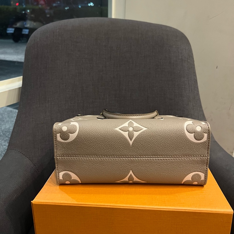 📢二手近全新 Louis Vuitton LV OnTheGo PM 斑鳩灰牛皮壓花托特包 晶片款 正品-2