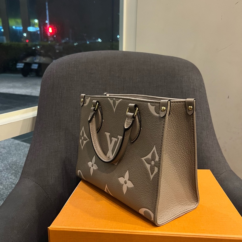 📢二手近全新 Louis Vuitton LV OnTheGo PM 斑鳩灰牛皮壓花托特包 晶片款 正品-4