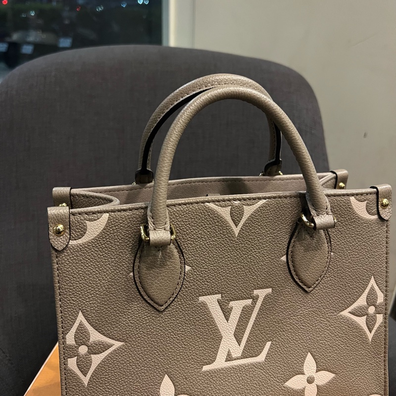 📢二手近全新 Louis Vuitton LV OnTheGo PM 斑鳩灰牛皮壓花托特包 晶片款 正品-6