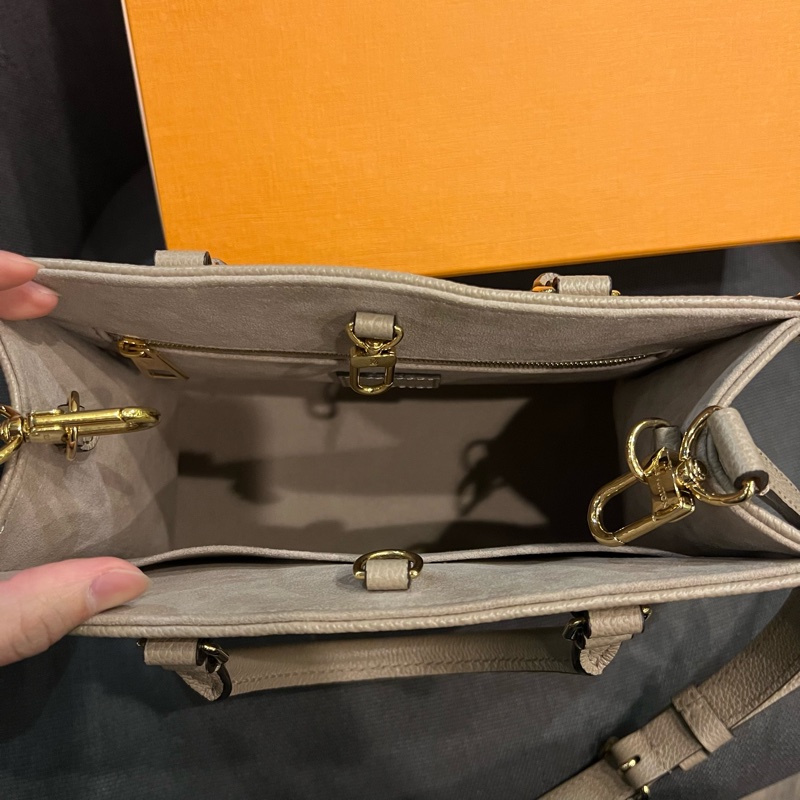 📢二手近全新 Louis Vuitton LV OnTheGo PM 斑鳩灰牛皮壓花托特包 晶片款 正品-7