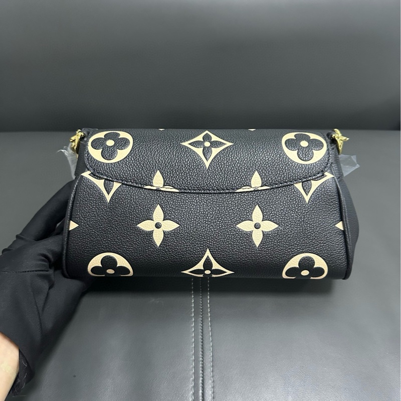 Lv favorite 黑色全皮白花 雲朵包-8