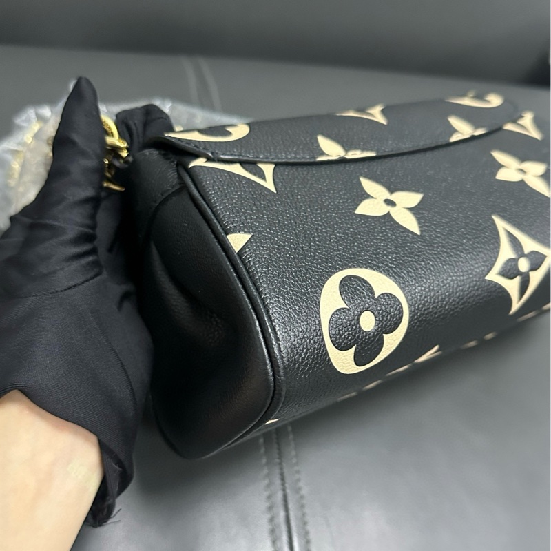 Lv favorite 黑色全皮白花 雲朵包-14