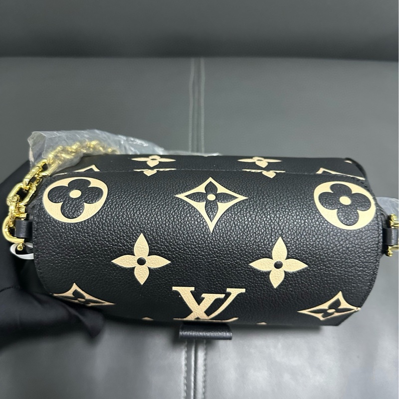 Lv favorite 黑色全皮白花 雲朵包-16