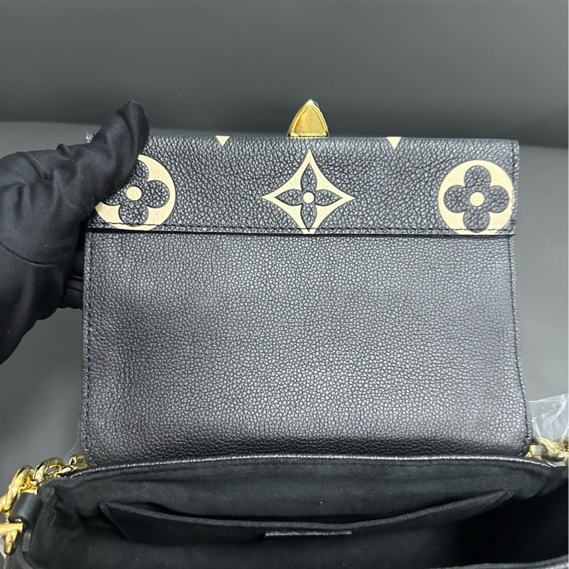 Lv favorite 黑色全皮白花 雲朵包-17