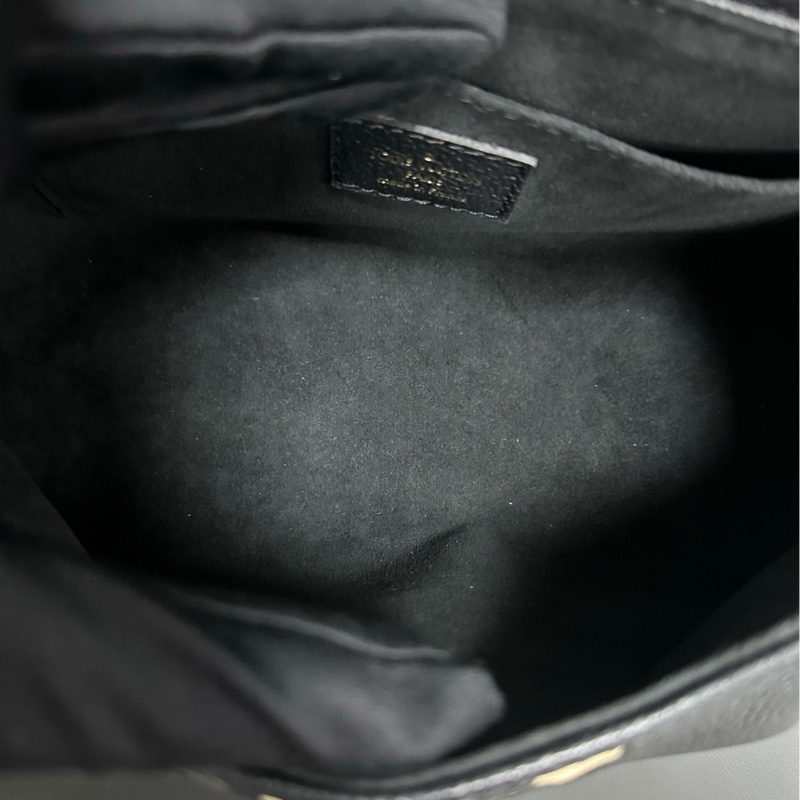 Lv favorite 黑色全皮白花 雲朵包-19