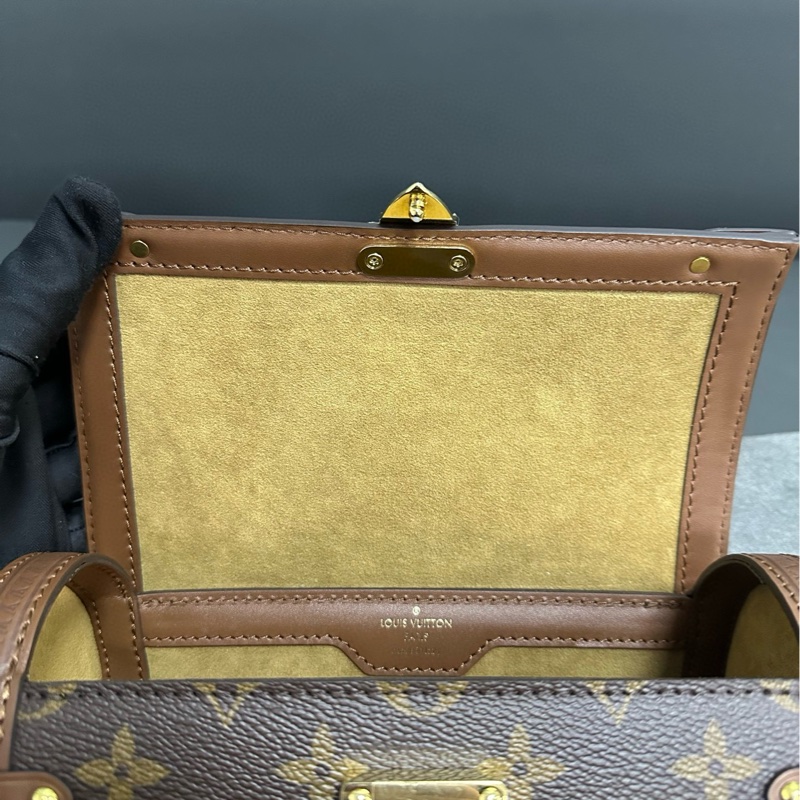 Lv papillon trunk 老花巴比龍圓筒包-16