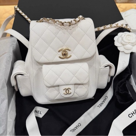 ✨Chanel 白色duma 後背包 今年購證99新 晶片款🤍