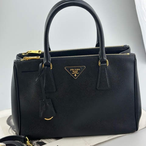 PRADA普拉達 黑金中號殺手包 98新 120815 產品尺寸：28×12×20 產品附件:單  包