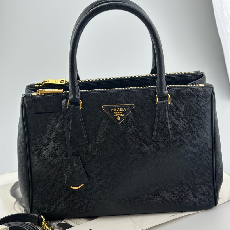 PRADA普拉達 黑金中號殺手包 98新 120815 產品尺寸：28×12×20 產品附件:單  包-0