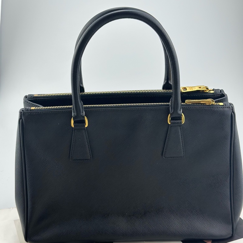 PRADA普拉達 黑金中號殺手包 98新 120815 產品尺寸：28×12×20 產品附件:單  包-1