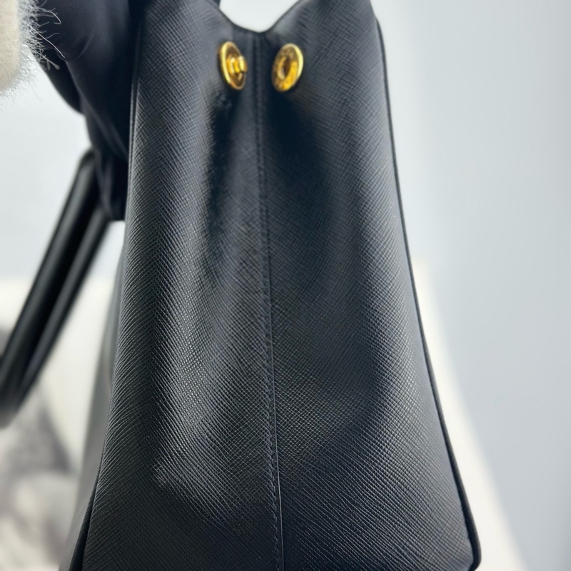 PRADA普拉達 黑金中號殺手包 98新 120815 產品尺寸：28×12×20 產品附件:單  包-2