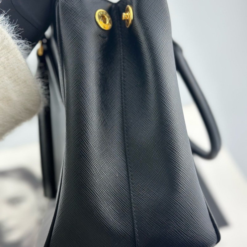 PRADA普拉達 黑金中號殺手包 98新 120815 產品尺寸：28×12×20 產品附件:單  包-3