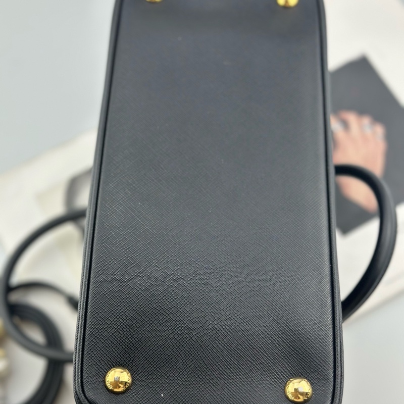 PRADA普拉達 黑金中號殺手包 98新 120815 產品尺寸：28×12×20 產品附件:單  包-4