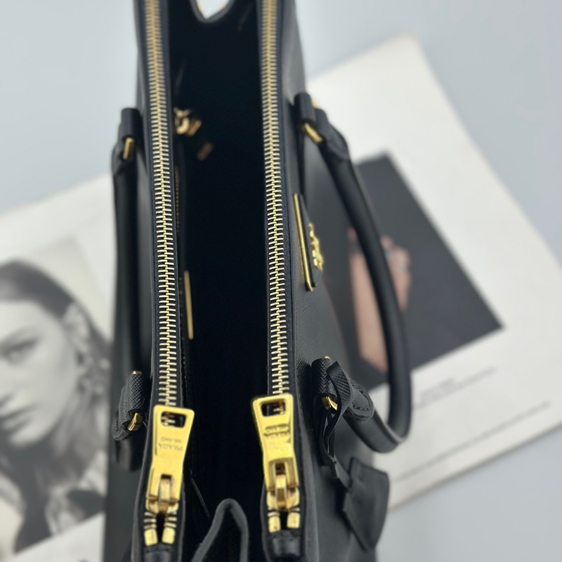 PRADA普拉達 黑金中號殺手包 98新 120815 產品尺寸：28×12×20 產品附件:單  包-5