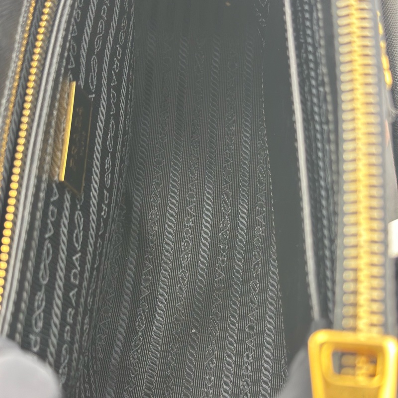 PRADA普拉達 黑金中號殺手包 98新 120815 產品尺寸：28×12×20 產品附件:單  包-7