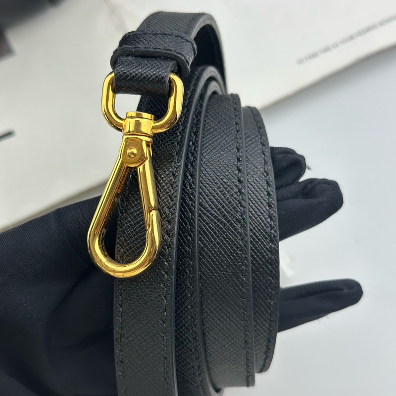 PRADA普拉達 黑金中號殺手包 98新 120815 產品尺寸：28×12×20 產品附件:單  包-8