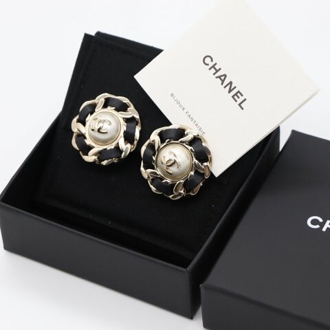 Chanel 香奈兒 經典 CC  黑色 白色 皮革 仿珍珠耳夾