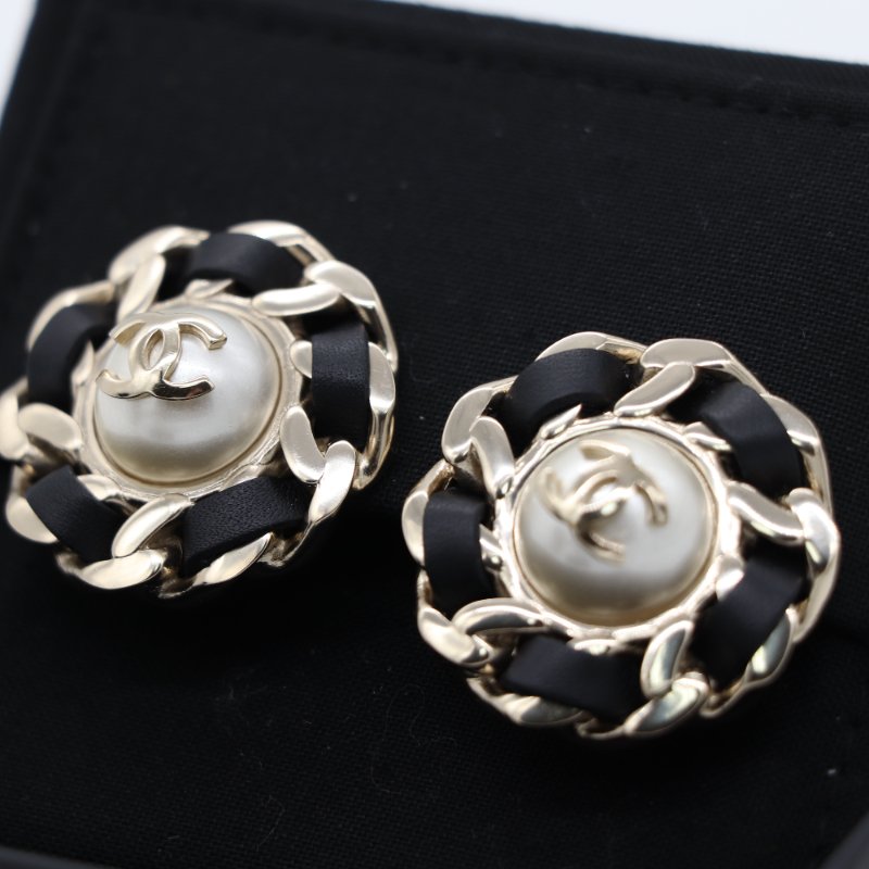 Chanel 香奈兒 經典 CC  黑色 白色 皮革 仿珍珠耳夾-1