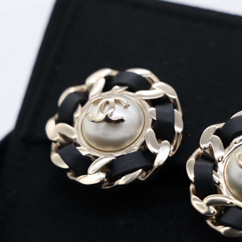 Chanel 香奈兒 經典 CC  黑色 白色 皮革 仿珍珠耳夾-2