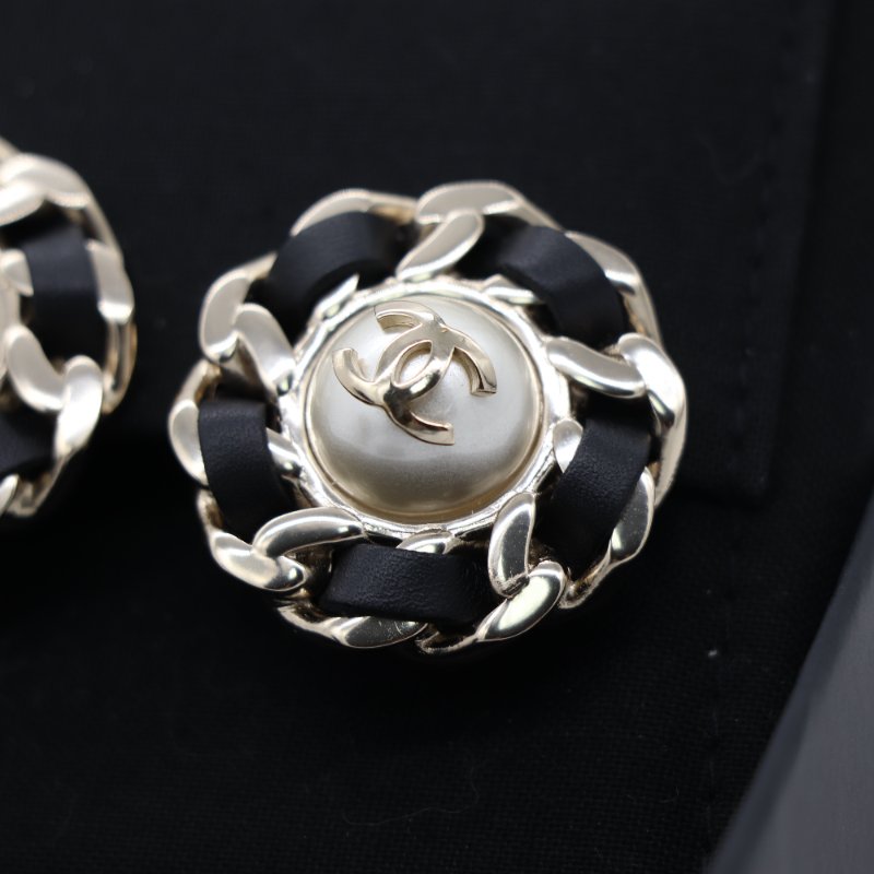 Chanel 香奈兒 經典 CC  黑色 白色 皮革 仿珍珠耳夾-3