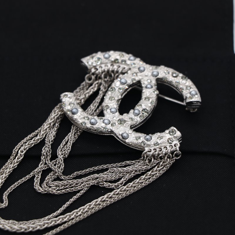 【聖誕好禮🎁稀有美品】Chanel 經典雙C 水鑽 熔岩系列 超級重工 珍珠 銀色 流蘇 胸針-9