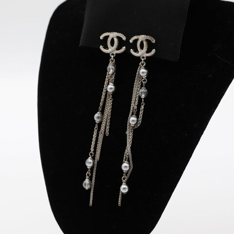 【聖誕好禮🌟小編推薦】Chanel 香奈兒  經典 CC 銀色 水晶 仿珍珠 鍊珠材質  垂墜耳夾