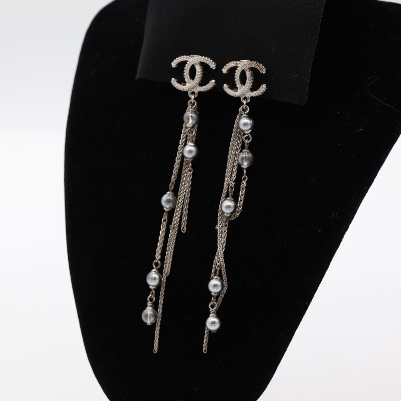 【聖誕好禮🌟小編推薦】Chanel 香奈兒  經典 CC 銀色 水晶 仿珍珠 鍊珠材質  垂墜耳夾-0