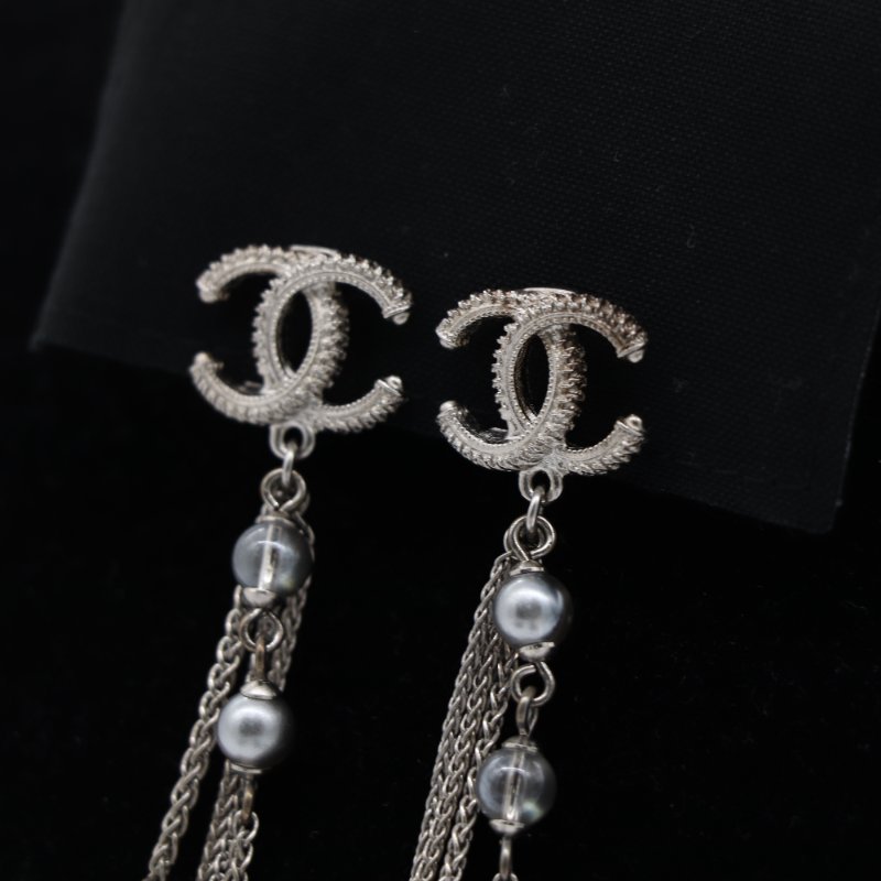 【聖誕好禮🌟小編推薦】Chanel 香奈兒  經典 CC 銀色 水晶 仿珍珠 鍊珠材質  垂墜耳夾-1
