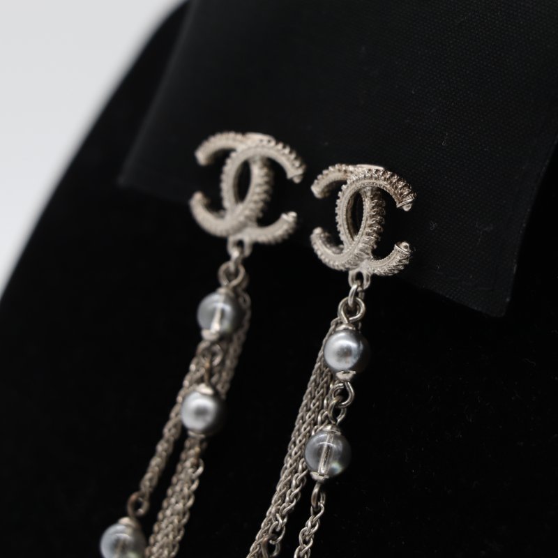 【聖誕好禮🌟小編推薦】Chanel 香奈兒  經典 CC 銀色 水晶 仿珍珠 鍊珠材質  垂墜耳夾-2