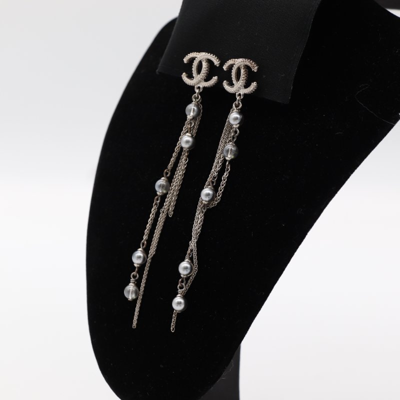 【聖誕好禮🌟小編推薦】Chanel 香奈兒  經典 CC 銀色 水晶 仿珍珠 鍊珠材質  垂墜耳夾-4