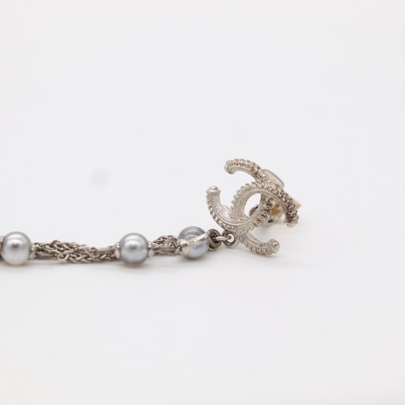 【聖誕好禮🌟小編推薦】Chanel 香奈兒  經典 CC 銀色 水晶 仿珍珠 鍊珠材質  垂墜耳夾-5