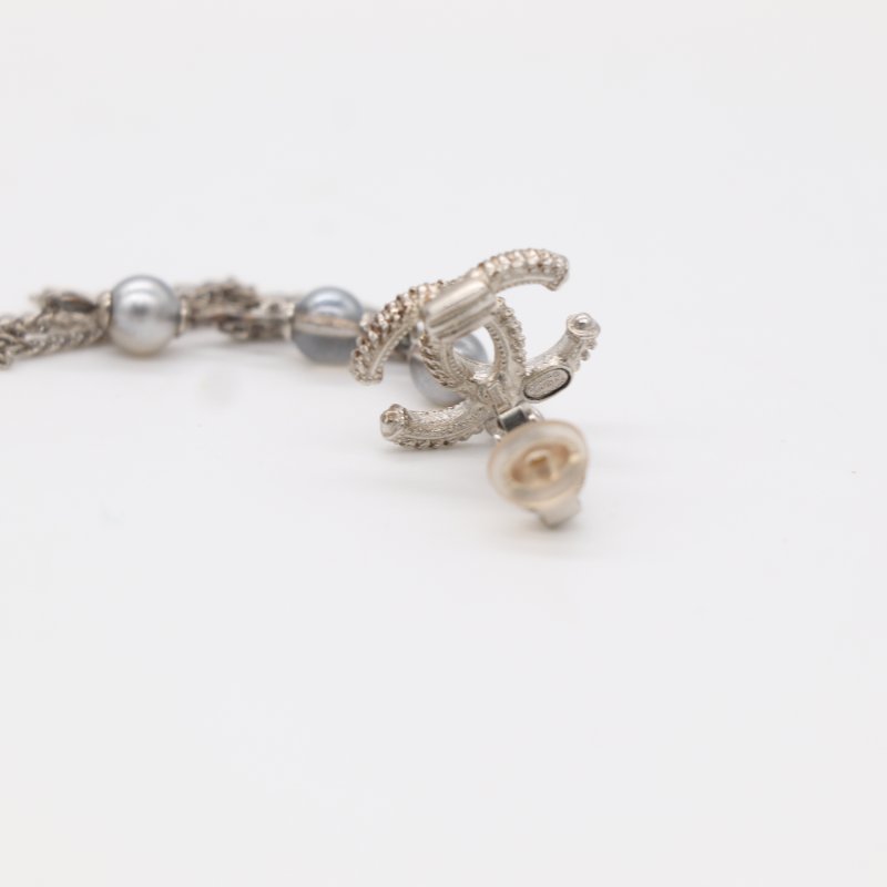 【聖誕好禮🌟小編推薦】Chanel 香奈兒  經典 CC 銀色 水晶 仿珍珠 鍊珠材質  垂墜耳夾-8