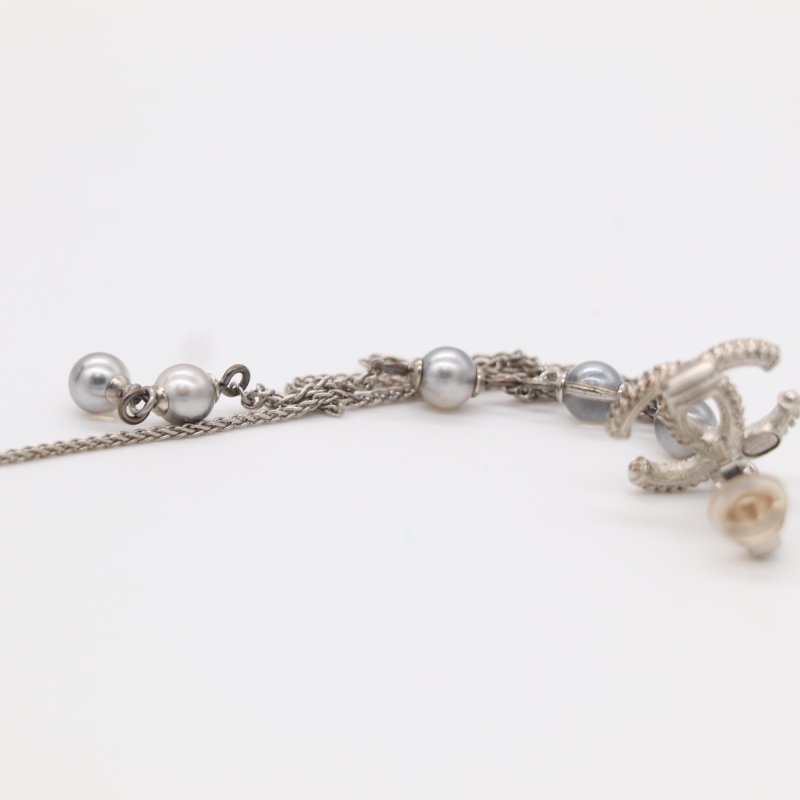 【聖誕好禮🌟小編推薦】Chanel 香奈兒  經典 CC 銀色 水晶 仿珍珠 鍊珠材質  垂墜耳夾-9