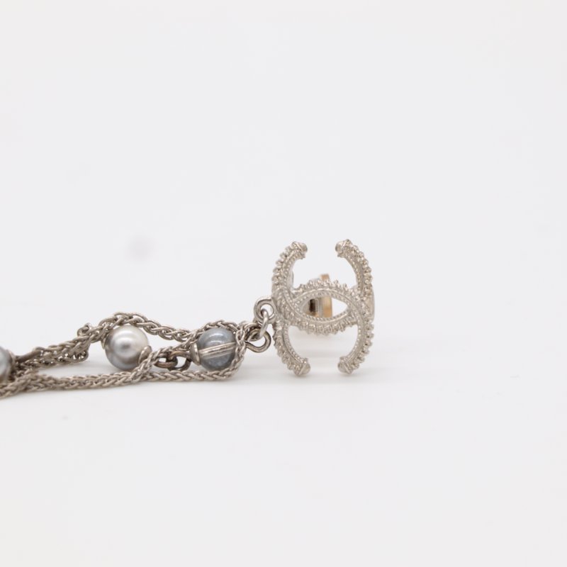 【聖誕好禮🌟小編推薦】Chanel 香奈兒  經典 CC 銀色 水晶 仿珍珠 鍊珠材質  垂墜耳夾-13