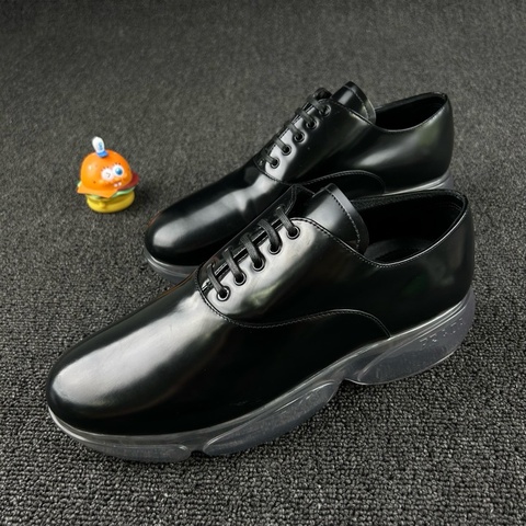 99新，未使用過Prada普拉達黑色漆皮氣墊鞋 尺碼:38.5 黑色漆皮設計