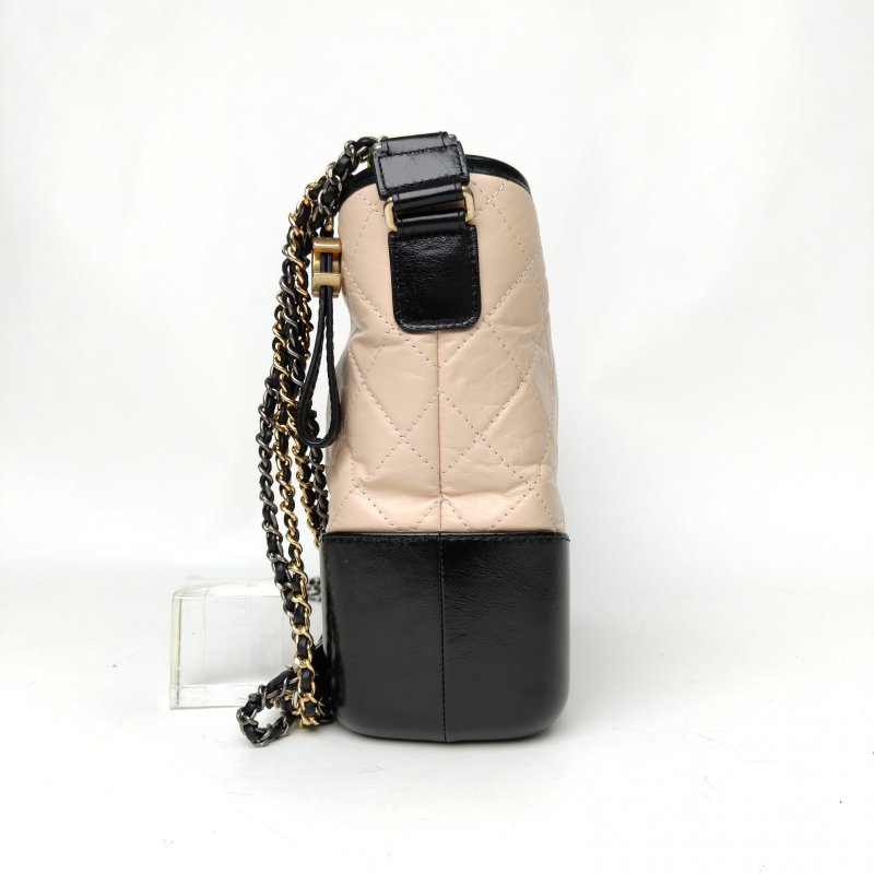 CHANEL GABRIELLE流浪中號28奶茶色牛皮26開金扣黑底金銀扣肩背包-3