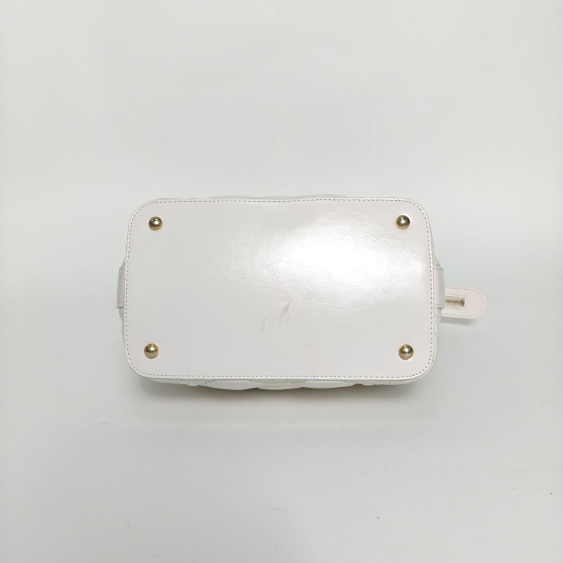 CHANEL 白色牛皮28開金扣嬉皮hobo流浪包斜挎包肩背包-4