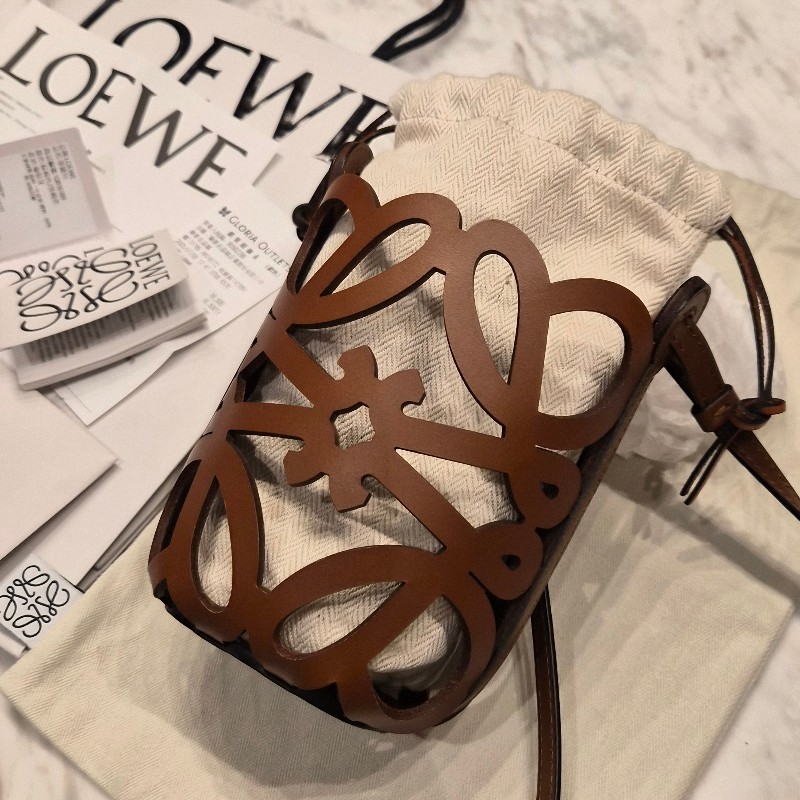 Loewe褐色logo牛皮束口包 手機包 水桶包-1