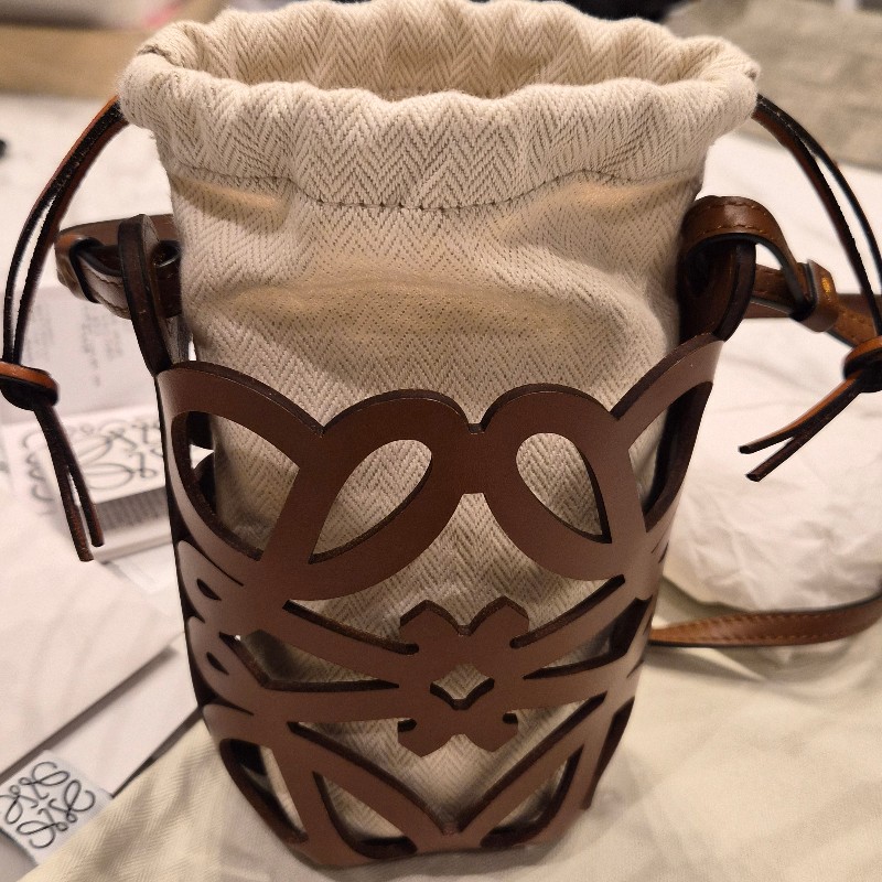 Loewe褐色logo牛皮束口包 手機包 水桶包-2