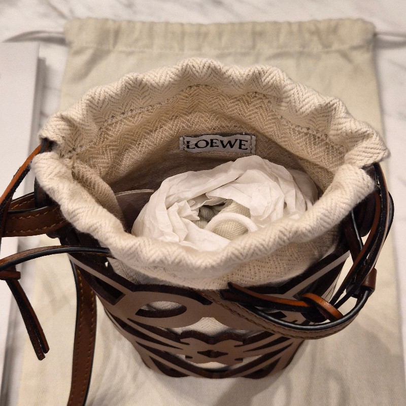 Loewe褐色logo牛皮束口包 手機包 水桶包-9