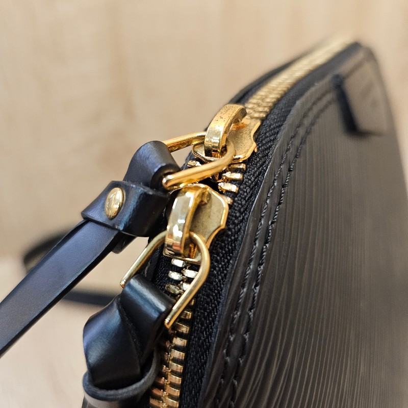[絕版品耐看好物❣️] LV黑Epi AlmaMini拉鏈斜背包-7