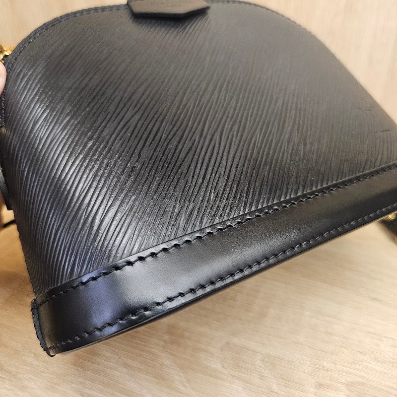 [絕版品耐看好物❣️] LV黑Epi AlmaMini拉鏈斜背包-11