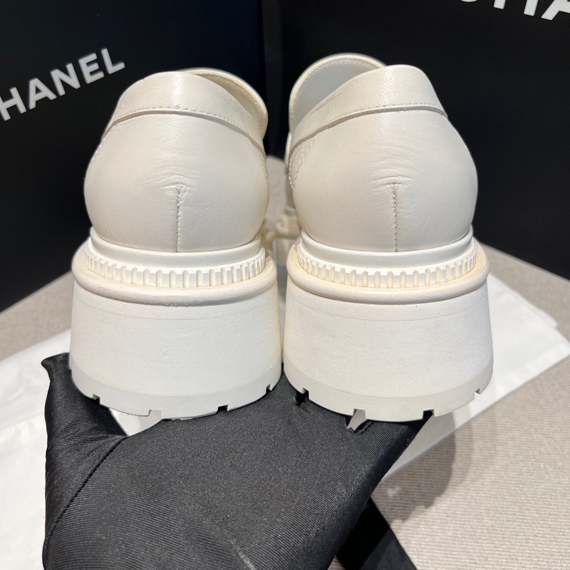 CHANEL香奈兒白色菱格紋金色大Logo面飾厚底樂福鞋 39碼-3