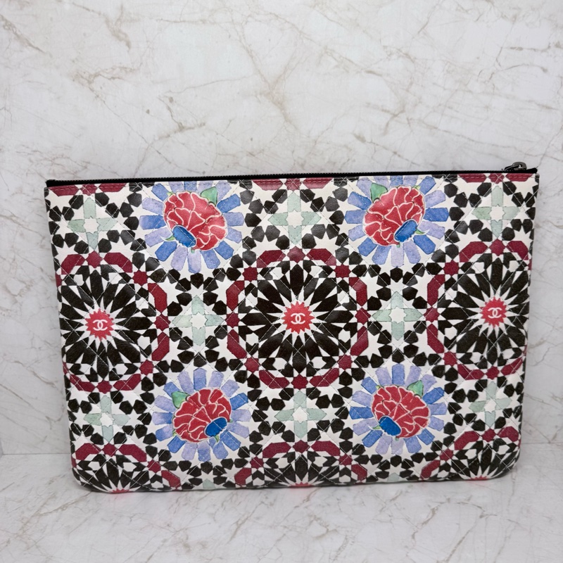 CHANEL花卉圖騰銀雙C LOGO手拿包-1