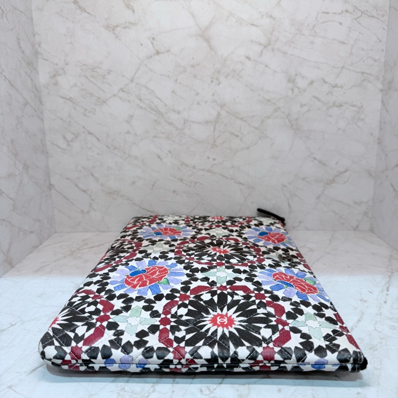 CHANEL花卉圖騰銀雙C LOGO手拿包-2